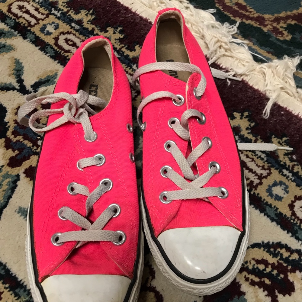 Low top pink converse